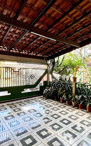 Casa à venda com 300m², 4 quartos e 4 vagas Casa à venda com 300m², 4 quartos e 4 vagasGaragem