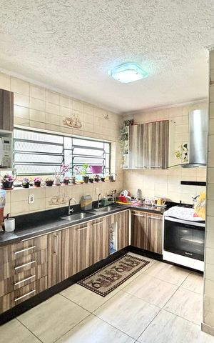 Casa à venda com 300m², 4 quartos e 4 vagas Casa à venda com 300m², 4 quartos e 4 vagasCozinha