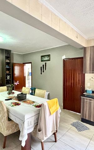 Casa à venda com 300m², 4 quartos e 4 vagas Casa à venda com 300m², 4 quartos e 4 vagasCozinha