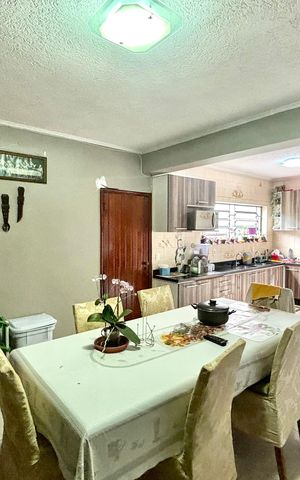 Casa à venda com 300m², 4 quartos e 4 vagas Casa à venda com 300m², 4 quartos e 4 vagasSala de Jantar