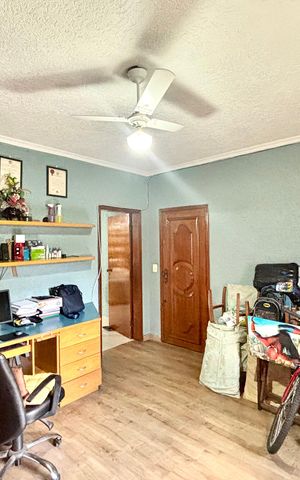Casa à venda com 300m², 4 quartos e 4 vagas Casa à venda com 300m², 4 quartos e 4 vagasEscritório