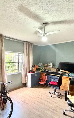 Casa à venda com 300m², 4 quartos e 4 vagas Casa à venda com 300m², 4 quartos e 4 vagasEscritório