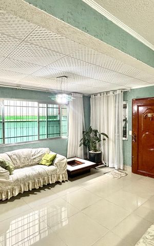 Casa à venda com 300m², 4 quartos e 4 vagas Casa à venda com 300m², 4 quartos e 4 vagasSala