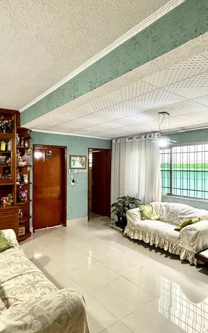 Casa à venda com 300m², 4 quartos e 4 vagas Casa à venda com 300m², 4 quartos e 4 vagasSala