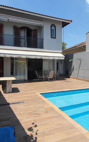 Casa à venda com 424m², 4 quartos e 4 vagas Casa à venda com 424m², 4 quartos e 4 vagasPiscina