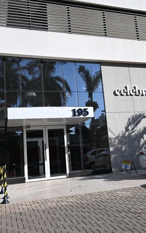 Apartamento para alugar com 125m², 3 quartos e 2 vagas Apartamento para alugar com 125m², 3 quartos e 2 vagasFachada