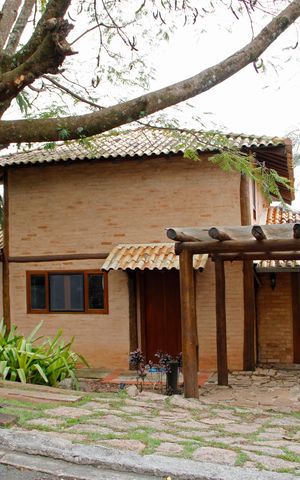 Casa de condomínio para alugar com 300m², 3 quartos e 2 vagasFachada