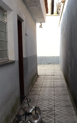 Casa para alugar com 250m², 2 quartos e 2 vagasCorredor externo