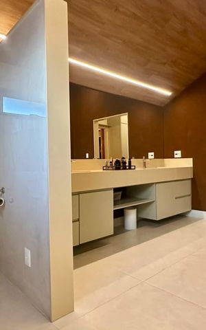 Casa à venda com 377m², 4 quartos e 4 vagas Casa à venda com 377m², 4 quartos e 4 vagasbanheiro 1