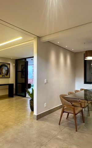 Casa à venda com 377m², 4 quartos e 4 vagas Casa à venda com 377m², 4 quartos e 4 vagascopa