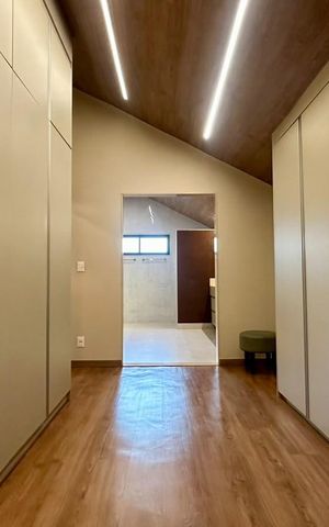 Casa à venda com 377m², 4 quartos e 4 vagas Casa à venda com 377m², 4 quartos e 4 vagascloset