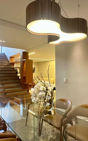 Casa à venda com 377m², 4 quartos e 4 vagas Casa à venda com 377m², 4 quartos e 4 vagascopa