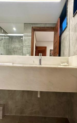 Casa à venda com 377m², 4 quartos e 4 vagas Casa à venda com 377m², 4 quartos e 4 vagasbanheiro 3