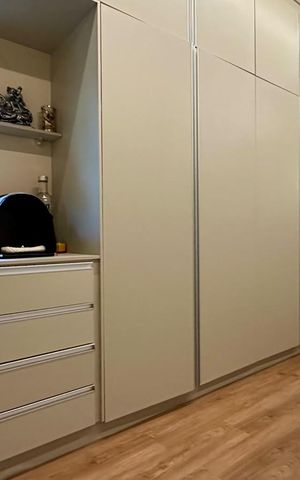 Casa à venda com 377m², 4 quartos e 4 vagas Casa à venda com 377m², 4 quartos e 4 vagascloset