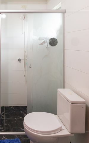 Casa à venda com 200m², 2 quartos e 2 vagas Casa à venda com 200m², 2 quartos e 2 vagasBanheiro da Suíte
