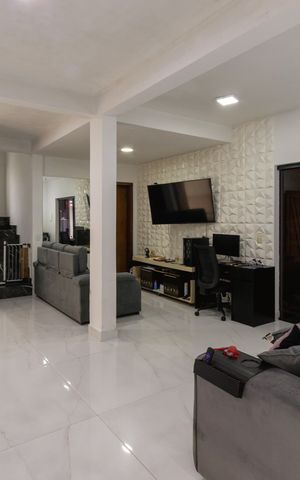 Casa à venda com 200m², 2 quartos e 2 vagas Casa à venda com 200m², 2 quartos e 2 vagasSala
