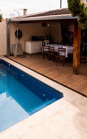 Casa à venda com 360m², 3 quartos e 4 vagas Casa à venda com 360m², 3 quartos e 4 vagasPiscina