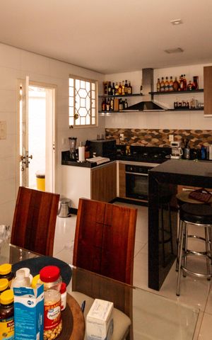 Casa à venda com 360m², 3 quartos e 4 vagas Casa à venda com 360m², 3 quartos e 4 vagasCozinha