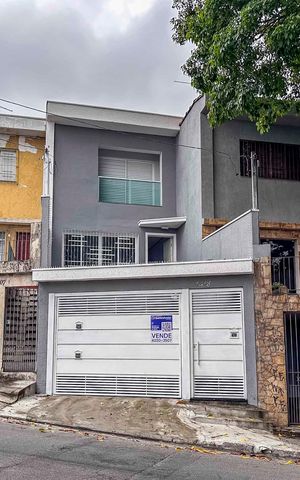 Casa à venda com 175m², 3 quartos e 4 vagas Casa à venda com 175m², 3 quartos e 4 vagasFachada