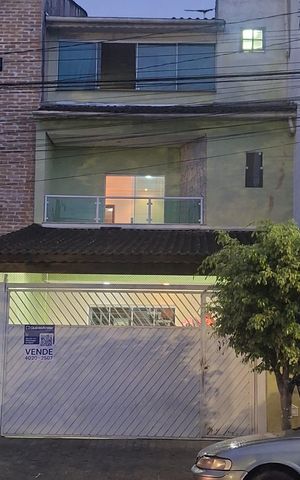 Casa à venda com 210m², 4 quartos e 2 vagas Casa à venda com 210m², 4 quartos e 2 vagasFachada