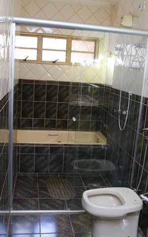 Casa à venda com 330m², 4 quartos e 3 vagasBanheiro 2