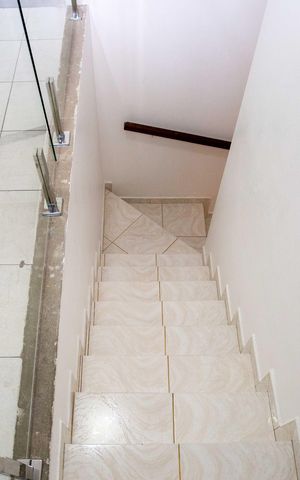 Casa à venda com 180m², 3 quartos e 3 vagasEscada