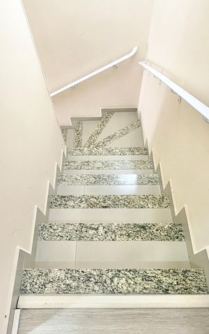 Casa de condomínio à venda com 118m², 2 quartos e 2 vagas Casa de condomínio à venda com 118m², 2 quartos e 2 vagasEscada para garagem
