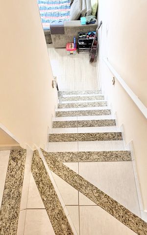 Casa de condomínio à venda com 118m², 2 quartos e 2 vagas Casa de condomínio à venda com 118m², 2 quartos e 2 vagasEscada para os Quartos