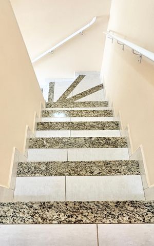 Casa de condomínio à venda com 118m², 2 quartos e 2 vagas Casa de condomínio à venda com 118m², 2 quartos e 2 vagasEscada para os Quartos