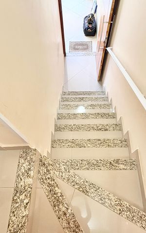 Casa de condomínio à venda com 118m², 2 quartos e 2 vagas Casa de condomínio à venda com 118m², 2 quartos e 2 vagasEscada para garagem
