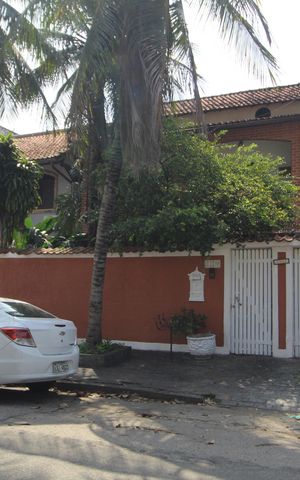Casa para alugar com 450m², 4 quartos e 4 vagasFachada