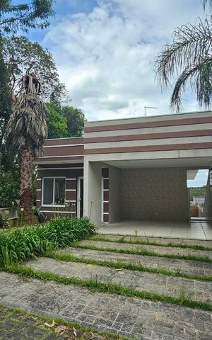 Casa de condomínio para alugar com 417m², 4 quartos e 4 vagas Casa de condomínio para alugar com 417m², 4 quartos e 4 vagasGaragem e Fachada