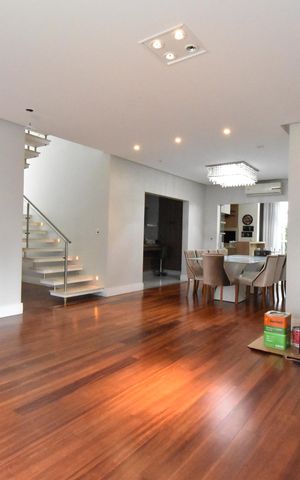 Casa de condomínio para alugar com 220m², 4 quartos e 3 vagasSala 1