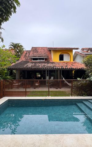 Casa de condomínio à venda com 250m², 4 quartos e 4 vagasÁrea externa