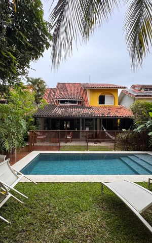 Casa de condomínio à venda com 250m², 4 quartos e 4 vagasÁrea externa