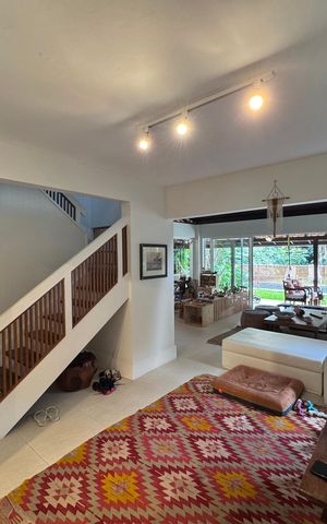 Casa de condomínio à venda com 250m², 4 quartos e 4 vagasSala