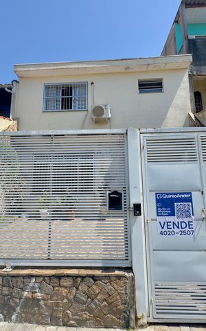 Casa à venda com 147m², 3 quartos e 3 vagas Casa à venda com 147m², 3 quartos e 3 vagasPlaca instalada na fachada do imóvel
