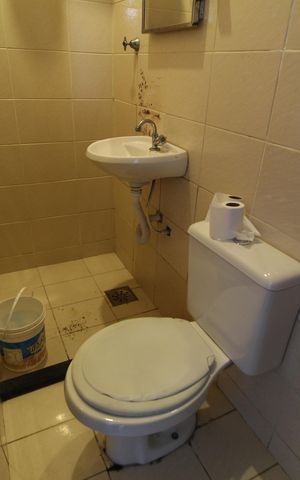 Casa de condomínio para alugar com 265m², 4 quartos e 2 vagasBanheiro de Serviço