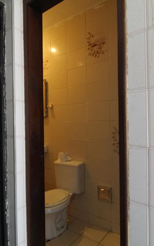 Casa de condomínio para alugar com 265m², 4 quartos e 2 vagasBanheiro de Serviço