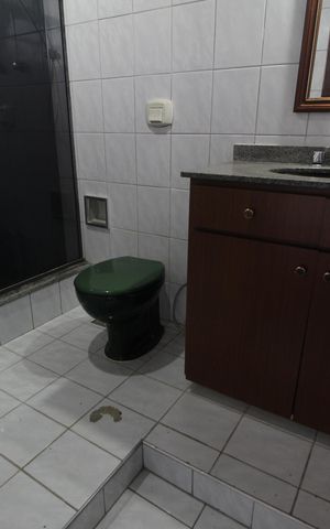 Casa de condomínio para alugar com 265m², 4 quartos e 2 vagasBanheiro Social 1
