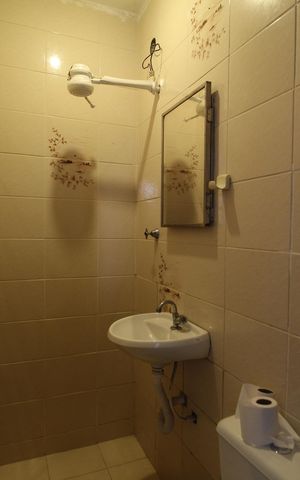 Casa de condomínio para alugar com 265m², 4 quartos e 2 vagasBanheiro de Serviço