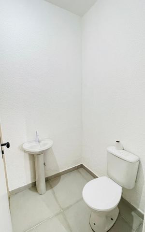 Casa de condomínio para alugar com 70m², 2 quartos e 3 vagasBanheiro da suíte