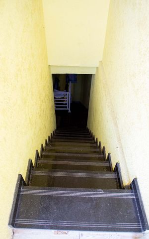 Casa para alugar com 80m², 2 quartos e sem vagaEscada