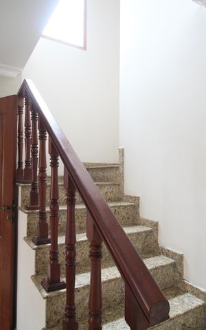 Casa para alugar com 163m², 4 quartos e 2 vagasEscada