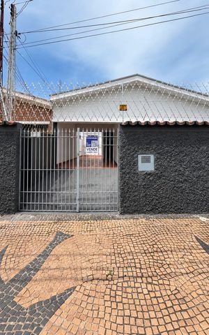 Casa à venda com 145m², 3 quartos e 3 vagas Casa à venda com 145m², 3 quartos e 3 vagasFachada