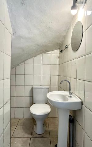 Casa à venda com 227m², 5 quartos e 2 vagas Casa à venda com 227m², 5 quartos e 2 vagasLavabo Casa 1