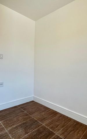 Casa à venda com 227m², 5 quartos e 2 vagas Casa à venda com 227m², 5 quartos e 2 vagasQuarto 2 Casa 2