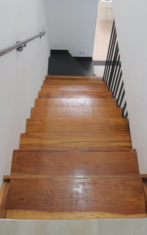 Casa para alugar com 80m², 2 quartos e 1 vaga Casa para alugar com 80m², 2 quartos e 1 vagaEscada