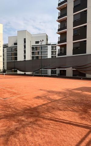 Apartamento à venda com 277m², 4 quartos e 4 vagas Apartamento à venda com 277m², 4 quartos e 4 vagasQuadra de saibro