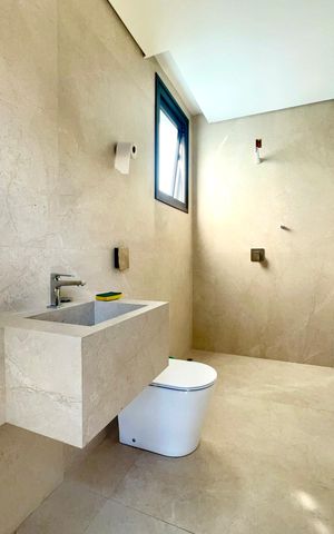 Casa à venda com 600m², 6 quartos e 4 vagas Casa à venda com 600m², 6 quartos e 4 vagasBanheiro